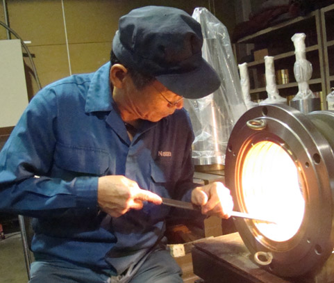 Each Nissei spindle is Hand scrapped by master craftsmen with years of experience, to perfectly match the spindle quill and metal casing.